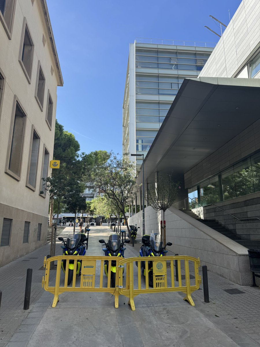monchomon's tweet photo. Hola alcalde @Albiol_XG !
Fa més de 2 anys q davant la seva oficina hi ha unes tanques “provisionals” d’obra en comptes de la senyal que hi havia abans. Era molt menys intrusiva que les tanques pels que passem a diari per aquest carrer a peu o amb bici. A més s’utiliza de parking https://t.co/RN3iphhfoB