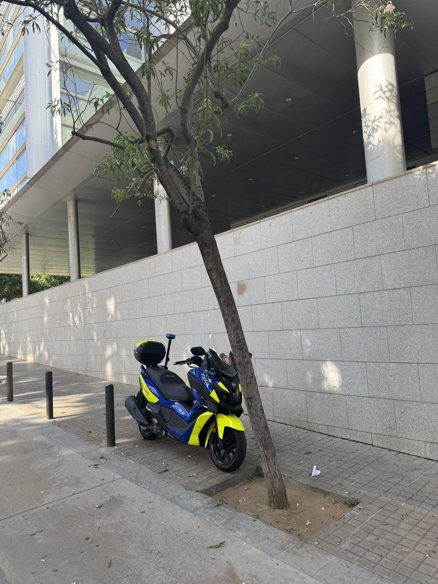 monchomon's tweet photo. Hola alcalde @Albiol_XG !
Fa més de 2 anys q davant la seva oficina hi ha unes tanques “provisionals” d’obra en comptes de la senyal que hi havia abans. Era molt menys intrusiva que les tanques pels que passem a diari per aquest carrer a peu o amb bici. A més s’utiliza de parking https://t.co/RN3iphhfoB