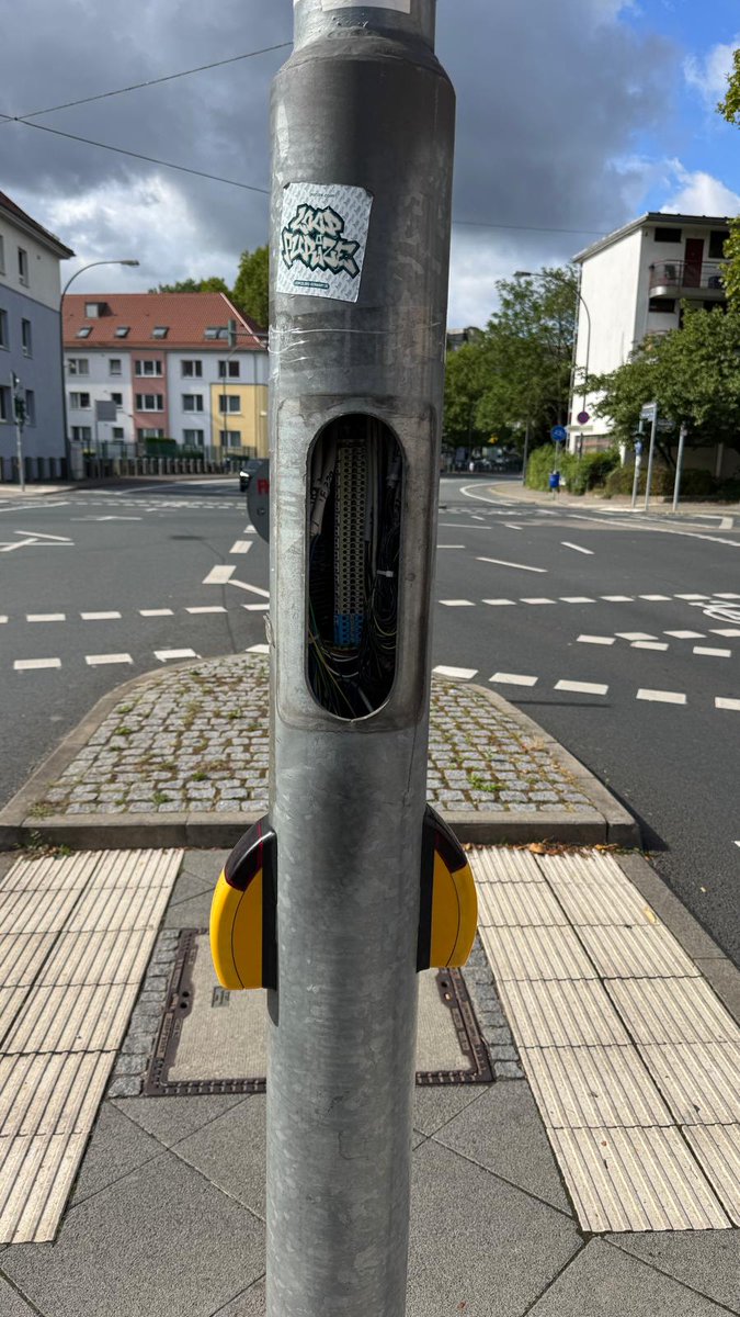 ffmproblem's tweet photo. Liebe Stadt Frankfurt ich habe hier was gefährliches endlich. Bitte reagieren, möchte nicht das mein Kind hier die Hand reinsteckt. Plattenstr. ecke Am Dornbusch. Danke.
@Stadt_FFM @Polizei_Ffm https://t.co/1QeRyU8NXJ