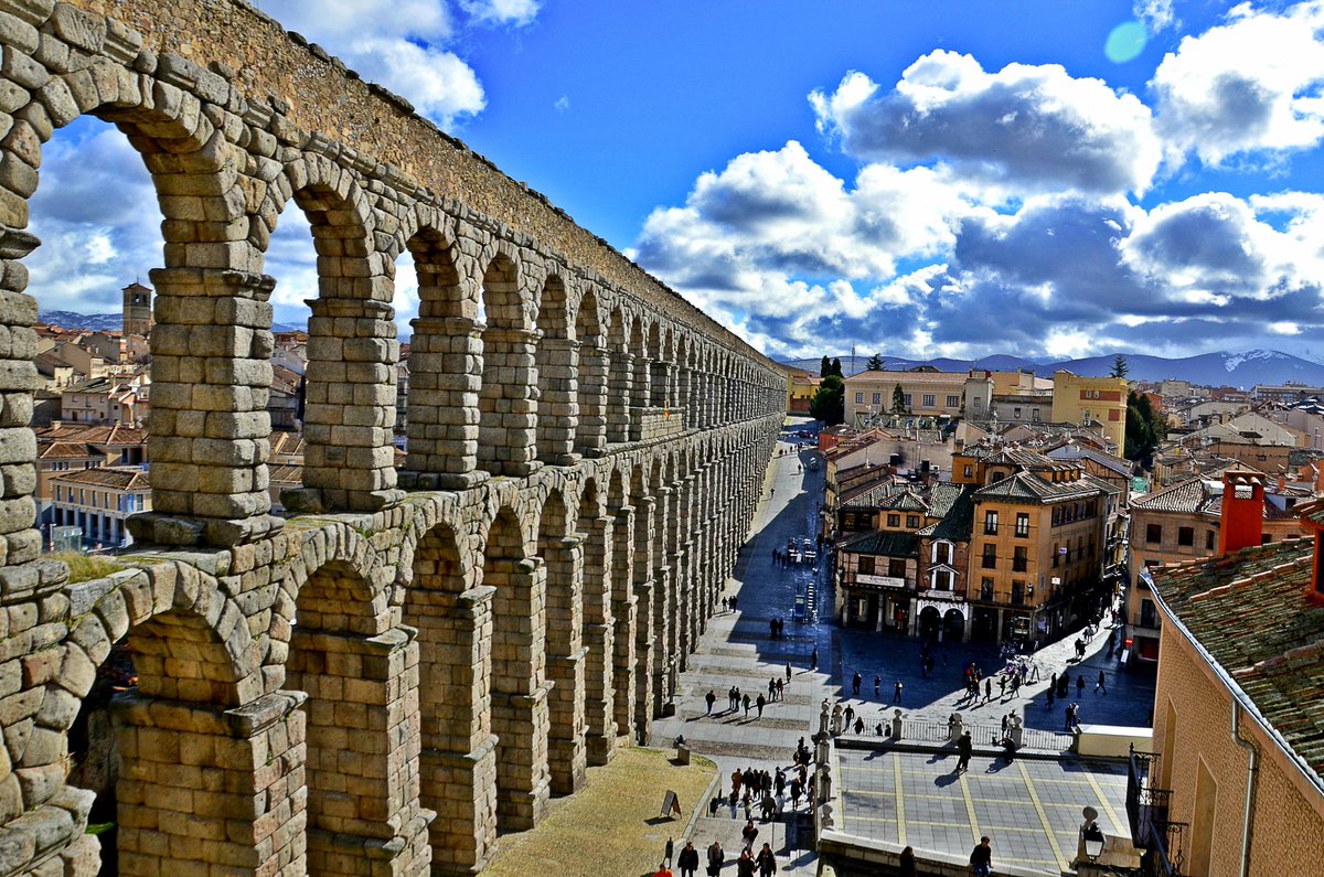 Las personas de más de 30 años, sabéis muy bien cómo eran las nubes antes y cómo son ahora y cómo parece que nos habéis dejado solos a unos pocos, para que nos etiqueten, os pregunto :
Pensáis algo de la diferencia entre las nubes de antes y las de ahora, o tampoco pensáis?