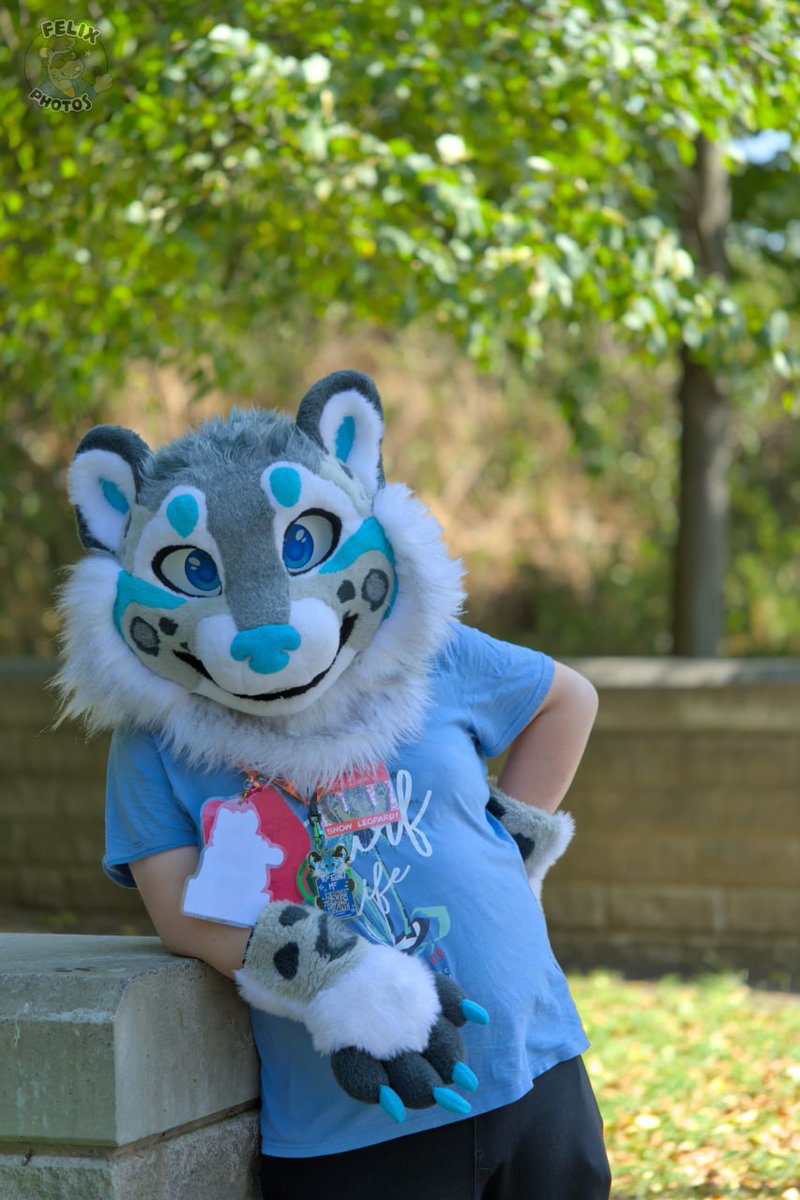 Oh yeah don't mind me just chilling here for #FursuitsFriday