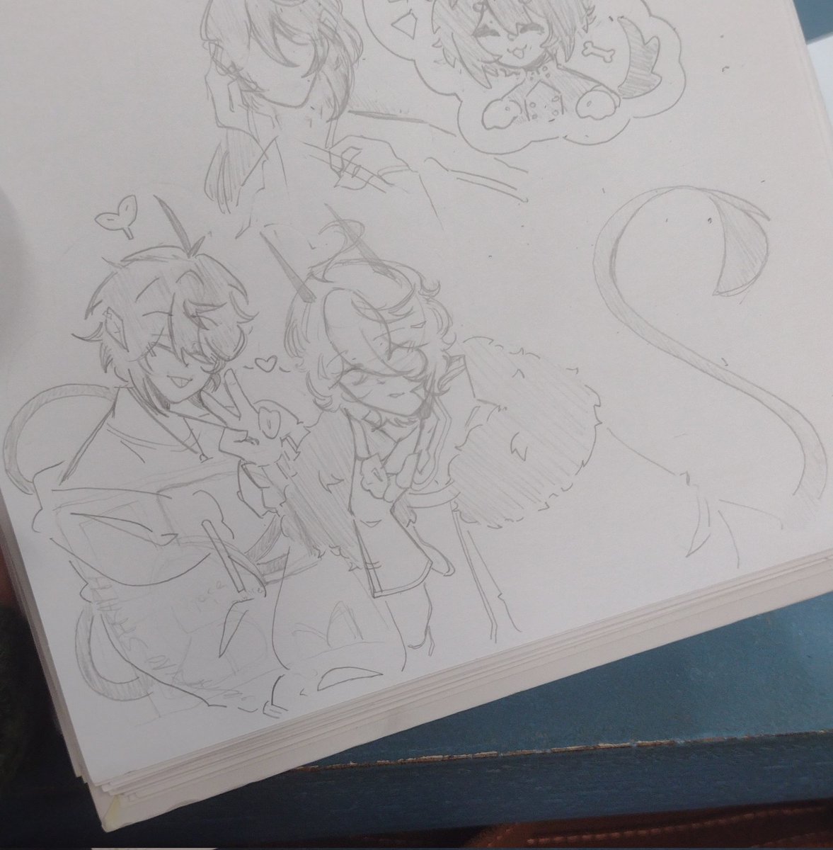 Mika holding his Yuu-chan with his tail♥️✨