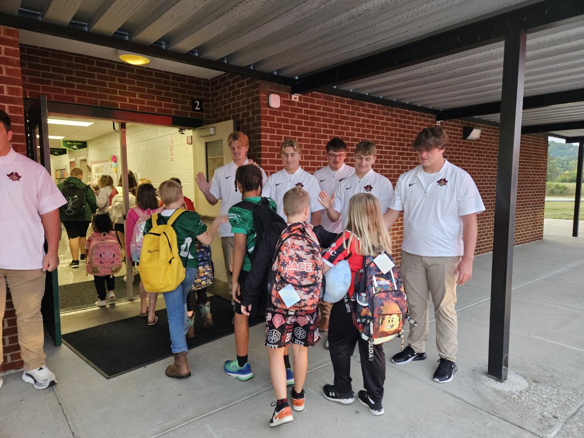 MChilders_22's tweet photo. ๐ดโโ ๏ธ Maroon Drop Off ๐
Thank you to @coachtaburns and the @PCHSFB team for greeting our Tigers this morning! Our students were super pumped to be welcomed by the Maroons as they got off the bus or out of their cars. https://t.co/sx7F2Akx4J