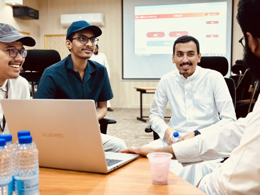 أهلًا بالقادة !

هنا، وفي بداية عام دراسي جديد
يكمل أعضاء قادة الإحسان برنامجهم التعليمي والتدريبي

قدّم عدد من القادة عروضهم التقديمية ضمن التعلم والتطبيق على مهارة "العرض والإلقاء" وسط دعم وتشجيع القادة الحاضرين

#تمكين_وعطاء