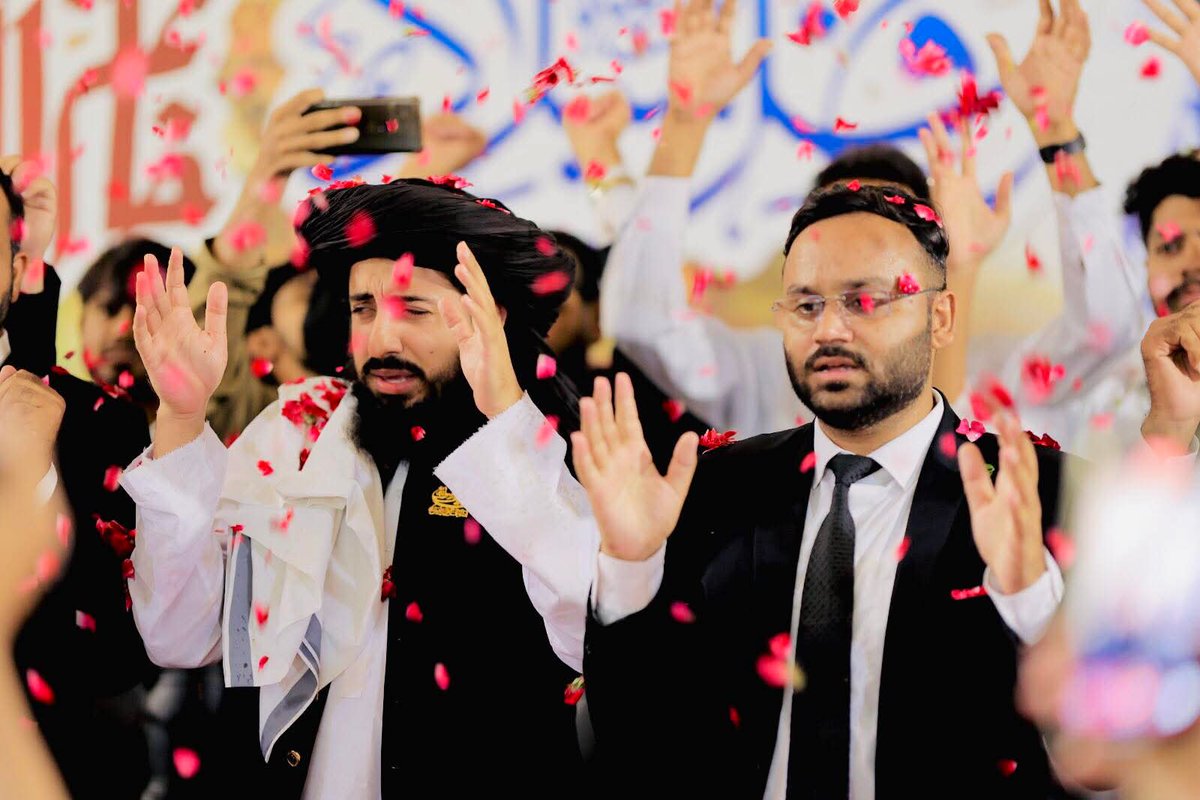 رہے گا یونہی اُن کا چرچا رہے گا​
پڑے خاک ہو جائیں جل جانے والے

جشنِ صبح بہاراں 1500سالہ جشنِ میلاد النبی ﷺ ،🌹

#عیدمیلادخاتم_النبیین