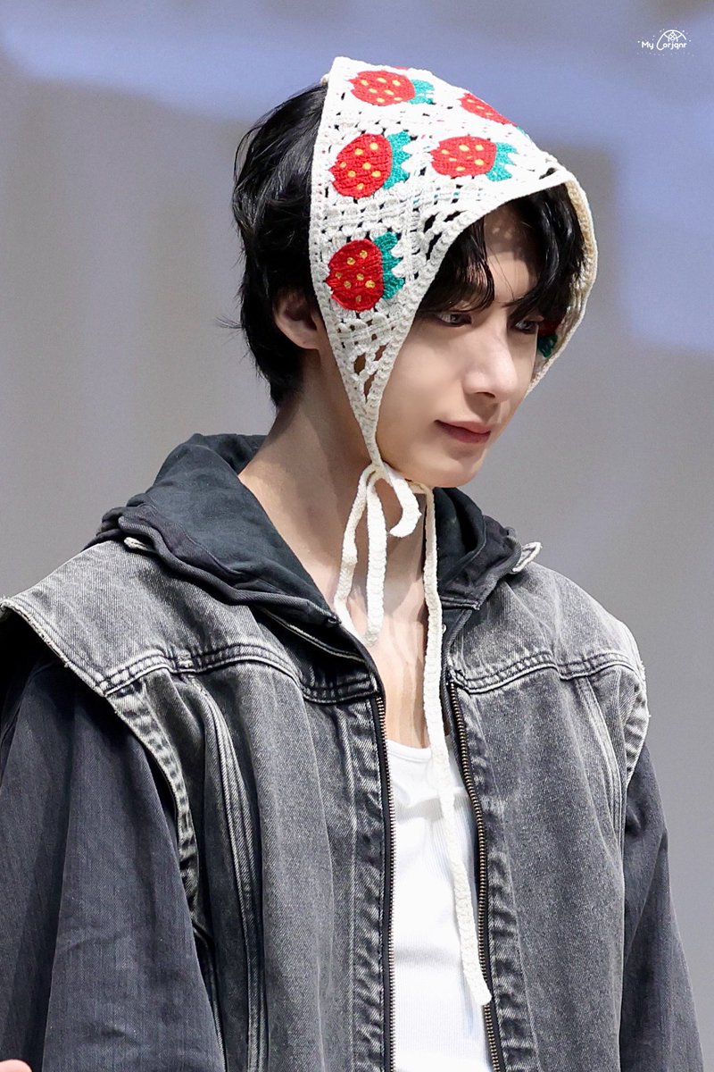 hyungwonspace's tweet photo. hyungwon with his strawberry headband 🍓❤️ https://t.co/ogfWM4kdte