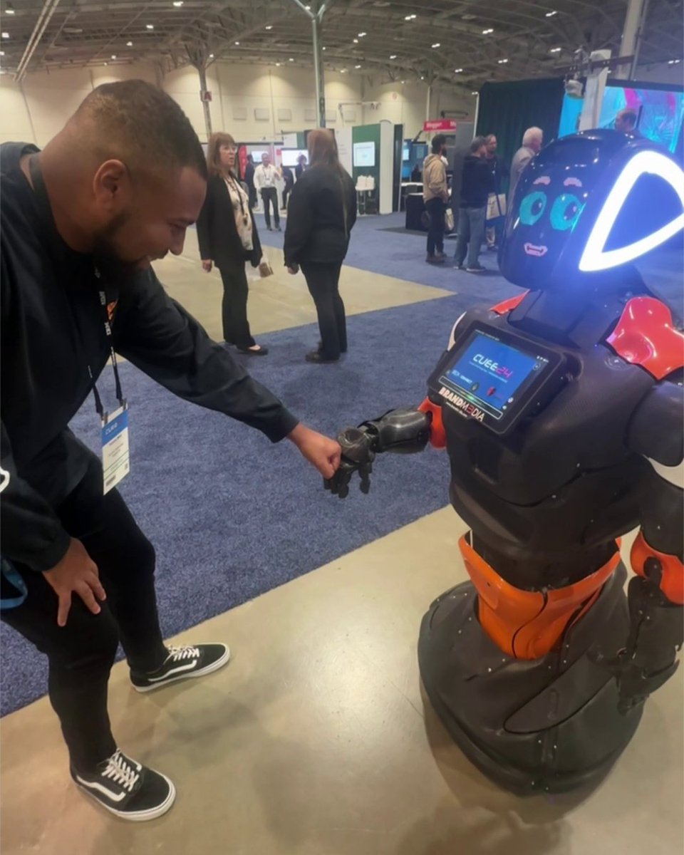 brandm3diagroup's tweet image. Smart AI Robot became the star attraction, prompting 200 selfies from curious attendees! #DigitalDisplayToronto #DigitalKiosk #TouchKiosk #AIRobotRental #BrandM3dia #brandm3dia #interactive