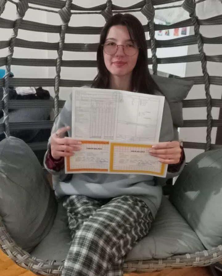 KAYIP ARANIYOR!!
Eskişehir Ihlamurkent Mahallesi'nde yaşayan Yaren Doğan, 3 Eylül 2025 Çarşamba günü saat 16.00’da evinden ayrıldıktan sonra kendisinden bir daha haber alınamadı. 
Genç kız, o saatten bu yana eve dönmedi ve telefonla da kendisine ulaşılamadı.