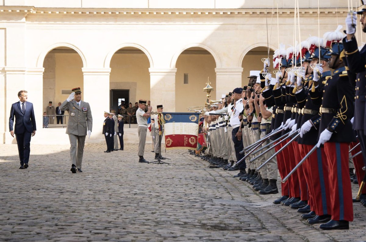 40 années séparent ces 2 photos.

Photo de gauche, le cadet Thierry BURKHARD (tout à droite), dans la garde au drapeau du lycée.

Photo de droite, le général d’armée BURKHARD, aujourd’hui lors de son adieu aux armes aux Invalides.

40 années au service des armées et de la France.