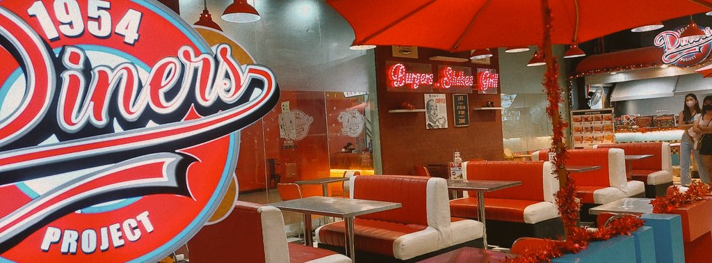 josereyalo's tweet photo. Step back in time at this vibrant 1954-themed diner, complete with retro signage and classic #red booths.
#panophotos #panoChallenge #xpancrop https://t.co/4Bu6tdQVqq