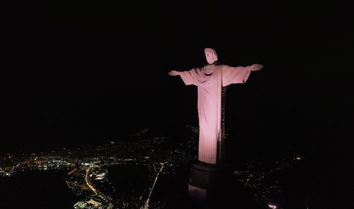 biebernovidade's tweet image. SOCORRO! Ontem o Cristo Rendentor ficou cor de rosa em divulgação ao “SWAG ll&quot;. 🥹🇧🇷
