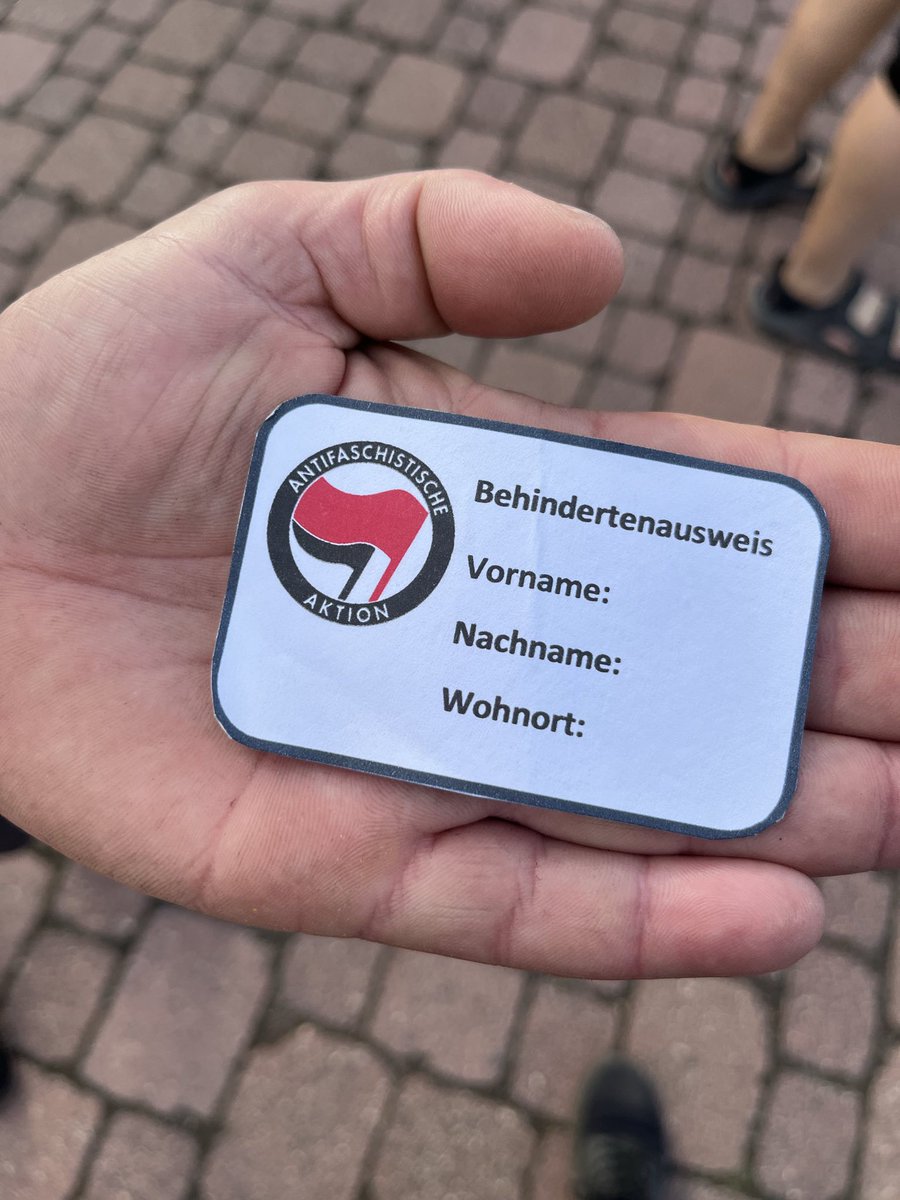 Ableistische Hetze von Max Schreiber in der Neustadt – eine Verhöhnung von Menschen mit Behinderungen &amp; pure Menschenfeindlichkeit. Wir stehen solidarisch mit den Betroffenen.
👉 Anwält:innen: Meldet euch, wir ziehen das durch!

#Ableismus #Solidarität #NieWieder
#dd0509