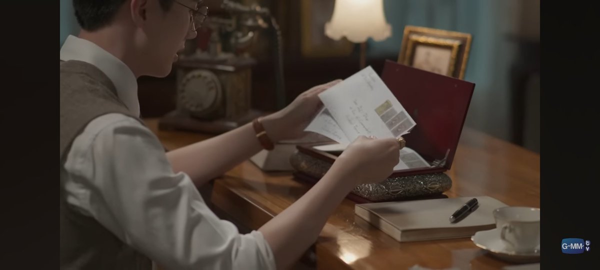AkrgFullMoon's tweet photo. #MemoirOfRati 🪷📚 #จาฤกรติชา
#GreatInn #MemoirOfRatiEP12🖋️ #MemoirOfRatiFinalEP #PhiTee devuelve el💍a #Rati al no leer sus 28💌 #Detch y #Meck son traductores, la palabra para siempre tiene un solo rostro para #PhiTee será por siempre #Rati -Fin- https://t.co/nbbNGVwtEi