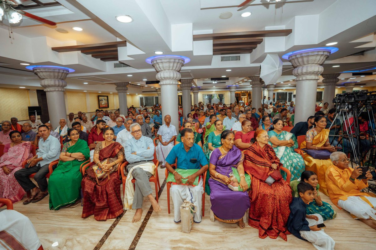 annamalai_k's tweet photo. இன்றைய தினம் மாலை, சென்னை மயிலாப்பூரில், உடுப்பி ஸ்ரீ கணியூர் மடத்தின் பூஜ்ய ஸ்ரீ ஸ்ரீ வித்யா வல்லப தீர்த்த சுவாமிஜி அவர்களின் 34வது சாதுர்மாஸ்ய நிறைவு விழாவில் பங்கேற்று உரையாற்றியதில் மனம் நிறைந்த மகிழ்ச்சி கொள்கிறேன். 

தானம், தவம், சந்நியாசம் ஆகிய மூன்றும் ஒருங்கே அமைந்த பெருமை நமது பாரத நாட்டிற்கு உள்ளது. இவை மூன்றும் நமது நாகரிகத்தின் அடிப்படையாக அமைந்துள்ளது. இதனை நமது இளைஞர்களுக்கும் நாம் கற்பிக்க வேண்டும். ஸ்ரீ உடுப்பி கிருஷ்ணர் மடத்தில் 700 ஆண்டுகளாக எந்தவித பிரச்சினைகளும் இன்றி குருமார்கள் பதவியேற்று இறைப்பணியைத் தொடர்ந்து மேற்கொள்கிறார்கள். ஜனநாயக சேவைக்கு இதைவிடச் சிறந்த எடுத்துக்காட்டு இருக்கமுடியாது. இறைவனின் பேரருளால் உடுப்பி கிருஷ்ணர் மடத்தின் ஆன்மீக மற்றும் மக்கள் சேவை இன்னும் பல நூறாண்டுகள் தொடர வேண்டும். 

இந்நிகழ்வில், புகழ்பெற்ற பாடகி திருமதி. நித்யஸ்ரீ மகாதேவன் அவர்களின் “குறையொன்றும் இல்லை” பாடலை கேட்ட போது ஆன்மிகம் நிரம்ப மனம் இலகுவானது. உடன், திருக்குடந்தை பிரவசன திலகம் டாக்டர் திரு.வெங்கடேசன் அவர்கள், தத்துவ பேச்சாளர் திரு.லட்சுமிபதிராஜா அவர்கள் ஆகியோர் இருந்தனர்.