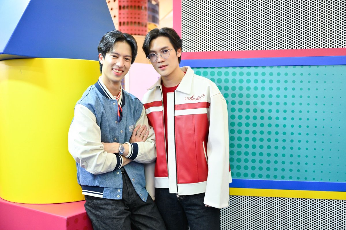 Yloveyouchannel's tweet photo. Amazeplus  ชวน มีน นิชคุณ  ร่วมเปิดตัว งานคอแลปส์ Stitch สุดปังอวดโฉม  Stitch ดอกไม้แบรนด์ Bestine  และเคส Stitch Casebang   

#AmazeplusxMeen
#Meennicha8 #Formoon 
#มีนนิชคุณ #Area86 #Amazeplus                                                       
                    บริษัท อะเมซ พลัส จำกัด (Amazeplus)   ผู้จัดจำหน่ายสินค้าแบรนด์ลิขสิทธิ์แท้ อาทิ  Toy Story, Mickey&Friend, Winnie the Pooh, และอื่นๆภายใต้ลิขสิทธิ์ของ Disney มากมาย  ล่าสุดเปิดตัว 2 แบรนด์ 2 คอลเลคชั่นพร้อมกัน “Stitch ดอกไม้แบรนด์ Bestine” และ “เคส Stitch Casebang” ที่มาร่วมคอแลปส์กับดีสนิย์  ภายใต้คอนเซ็ปต์  Beyond the POP vibes งานนี้ได้นักแสดงชื่อดัง มีน นิชคุณ ขจรบริรักษ์  มาร่วมสร้างสีสันในงาน                                                    
                   โดยมีคุณธราญา ภัทรธิรนนท์ กรรมการบริษัท อะเมซ พลัส จำกัด มาร่วมเปิดงานพร้อมกล่าวว่า  “ทั้ง2 แบรนด์ 2 คอลเลคชั่น เราเปิดตัวที่แรกในงาน Disney Toy Expo Thailand 2025  สำหรับคอลเลคชั่นStitchดอกไม้แบรนด์ Bestine  มีเอกลักษณ์พิเศษ ทำจากวัสดุตกแต่งด้วยดอกไม้จริง ผ่านกระบวนการบำรุงรักษาให้อยู่ได้นานและคงความสวยงามตามธรรมชาติเป็นเอกลักษณ์เฉพาะของแบรนด์ โดดเด่นด้วยการผสมผสานระหว่างความน่ารักของคาแรคเตอร์Stitch และความอ่อนหวานมีความพรีเมียม  และอีกแบรนด์คือเปิดตัวเคสStitch แบรนด์ Casebang  เป็นการผสมผสานระหว่าง ความน่ารักทันสมัย และ การใช้งานจริงที่ตอบโจทย์ไลฟ์สไตล์ของคนยุคใหม่ ใช้งานก็มั่นใจได้ในความสวยงาม คอลเลคชั่นนี้มีลายstitch ให้เลือกถึง 6 ลาย ทำออกมารองรับไอโฟน และซัมซุง และยังมี  Griptok and Wallet Magsafe อีกด้วยค่ะ  นอกจากนี้ยังตอกย้ำด้วยแบรนด์ Amaze Max ที่มี Power Bank แบบไร้สายหรือแบบมินิ และยังมีพัดลมไร้สายทั้งแบบมือถือและแบบตั้งโต๊ะ รวมไปถึงโคมไฟพร้อมเครื่องพ่นไอน้ำ นอกจากนี้ยังมี Martube ที่มีโคมไฟและลําโพงบลูทูธ ที่สร้างมาจากฉากของคาร์แรคเตอร์ดังที่คุณหลงรัก ไม่ว่าจะเป็นโคมไฟ Buzz Lightyear  หนุ่มนักรบอวกาศ และลําโพงบลูทูธ นายอําเภอหนุ่มลุคคาวบอยอย่าง Woody และอื่นๆ มาประสร้างประสบการณ์ให้ทุก Gadget ของคุณเป็นเหมือนอาร์ตทอยที่งานได้จริง”

                   ทางด้าน มีน นิชคุณ กล่าวว่า “ผมชอบตัว Stitch มานานแล้วครับ น่ารักแบบกวน ๆ ดื้อ ๆ แต่ก็มีเสน่ห์สุด ๆ ใครเห็นก็ต้องหลงรัก โดยเฉพาะตอนยิ้ม ฟันเหมือนตัวประหลาดแต่น่ารักมากเลยครับ (หัวเราะ)
พอได้เห็น Stitch ดอกไม้ ยิ่งว้าวเข้าไปใหญ่เลย เพราะทำจากดอกไม้จริง ๆ ทำให้น้องดูอ่อนโยนขึ้นแต่ยังคงความกวน ๆ ไว้ครบถ้วน เหมาะจะเป็นทั้งของสะสมและตั้งโชว์เลยครับ วันนี้เหมือนเป็นวันของ Stitch เลยนะครับ เพราะนอกจากจะมี Stitch ดอกไม้ แล้ว ยังมีเคสลาย Stitch ที่สีสันสดใส ฟีลฮาวายแบบเต็ม ๆ ลายน่ารักมากจนอยากจะเหมาหมดเลยจริง ๆ  ใครเป็นแฟนคลับ Stitch ห้ามพลาดนะครับ รีบมาจับจองกันได้เลยครับ”

                 นอกจากหนุ่มมีนจะได้มาร่วมสร้างสีสันและพูดคุยถึงความชอบในตัว Stitch แล้ว ยังได้โชว์ความน่ารักสดใสบนเวที ร่วมเล่นเกมส์กับทางแฟนคลับผู้โชคดีอย่างใกล้ชิด พร้อมถ่ายภาพคู่และภาพหมู่ร่วมกันอีกด้วย  และยังมีนักแสดงค่าย Frt ent อาทิ มาร์ค ธนัท ,ฟลุท ชินพรรธน์ ,ออสติน,บอม  มาร่วมในงาน เหล่าแฟนคลับของมีนและของนักแสดง ค่าย Frt ent  แห่มาร่วมให้กำลังใจพร้อมส่งเสียงกรี๊ดดังสนั่นในทุกพื้นที่ อบอวลไปด้วยรอยยิ้มและเสียงหัวเราะตลอดทั้งงาน 
                 
                    ติดตามอัพเดทคอลเลคชั่นสุดคิ้วท์ทั้งหมดของแบรนด์ อะเมซ พลัส  นี้ได้ที่ ห้างสรรพสินค้าชั้นนำทั่วประเทศ อาทิ เซ็นทรัลเวิล์ด, สยามพารากอน, ไอคอนสยาม, เมกะบางนา    หรือเข้าไปชมที่  Tiktok: https://t.co/YDwP7yNVxt  และ Website: https://t.co/XGT9kom1xp