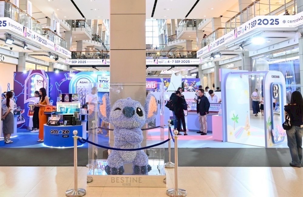 Yloveyouchannel's tweet photo. Amazeplus  ชวน มีน นิชคุณ  ร่วมเปิดตัว งานคอแลปส์ Stitch สุดปังอวดโฉม  Stitch ดอกไม้แบรนด์ Bestine  และเคส Stitch Casebang   

#AmazeplusxMeen
#Meennicha8 #Formoon 
#มีนนิชคุณ #Area86 #Amazeplus                                                       
                    บริษัท อะเมซ พลัส จำกัด (Amazeplus)   ผู้จัดจำหน่ายสินค้าแบรนด์ลิขสิทธิ์แท้ อาทิ  Toy Story, Mickey&Friend, Winnie the Pooh, และอื่นๆภายใต้ลิขสิทธิ์ของ Disney มากมาย  ล่าสุดเปิดตัว 2 แบรนด์ 2 คอลเลคชั่นพร้อมกัน “Stitch ดอกไม้แบรนด์ Bestine” และ “เคส Stitch Casebang” ที่มาร่วมคอแลปส์กับดีสนิย์  ภายใต้คอนเซ็ปต์  Beyond the POP vibes งานนี้ได้นักแสดงชื่อดัง มีน นิชคุณ ขจรบริรักษ์  มาร่วมสร้างสีสันในงาน                                                    
                   โดยมีคุณธราญา ภัทรธิรนนท์ กรรมการบริษัท อะเมซ พลัส จำกัด มาร่วมเปิดงานพร้อมกล่าวว่า  “ทั้ง2 แบรนด์ 2 คอลเลคชั่น เราเปิดตัวที่แรกในงาน Disney Toy Expo Thailand 2025  สำหรับคอลเลคชั่นStitchดอกไม้แบรนด์ Bestine  มีเอกลักษณ์พิเศษ ทำจากวัสดุตกแต่งด้วยดอกไม้จริง ผ่านกระบวนการบำรุงรักษาให้อยู่ได้นานและคงความสวยงามตามธรรมชาติเป็นเอกลักษณ์เฉพาะของแบรนด์ โดดเด่นด้วยการผสมผสานระหว่างความน่ารักของคาแรคเตอร์Stitch และความอ่อนหวานมีความพรีเมียม  และอีกแบรนด์คือเปิดตัวเคสStitch แบรนด์ Casebang  เป็นการผสมผสานระหว่าง ความน่ารักทันสมัย และ การใช้งานจริงที่ตอบโจทย์ไลฟ์สไตล์ของคนยุคใหม่ ใช้งานก็มั่นใจได้ในความสวยงาม คอลเลคชั่นนี้มีลายstitch ให้เลือกถึง 6 ลาย ทำออกมารองรับไอโฟน และซัมซุง และยังมี  Griptok and Wallet Magsafe อีกด้วยค่ะ  นอกจากนี้ยังตอกย้ำด้วยแบรนด์ Amaze Max ที่มี Power Bank แบบไร้สายหรือแบบมินิ และยังมีพัดลมไร้สายทั้งแบบมือถือและแบบตั้งโต๊ะ รวมไปถึงโคมไฟพร้อมเครื่องพ่นไอน้ำ นอกจากนี้ยังมี Martube ที่มีโคมไฟและลําโพงบลูทูธ ที่สร้างมาจากฉากของคาร์แรคเตอร์ดังที่คุณหลงรัก ไม่ว่าจะเป็นโคมไฟ Buzz Lightyear  หนุ่มนักรบอวกาศ และลําโพงบลูทูธ นายอําเภอหนุ่มลุคคาวบอยอย่าง Woody และอื่นๆ มาประสร้างประสบการณ์ให้ทุก Gadget ของคุณเป็นเหมือนอาร์ตทอยที่งานได้จริง”

                   ทางด้าน มีน นิชคุณ กล่าวว่า “ผมชอบตัว Stitch มานานแล้วครับ น่ารักแบบกวน ๆ ดื้อ ๆ แต่ก็มีเสน่ห์สุด ๆ ใครเห็นก็ต้องหลงรัก โดยเฉพาะตอนยิ้ม ฟันเหมือนตัวประหลาดแต่น่ารักมากเลยครับ (หัวเราะ)
พอได้เห็น Stitch ดอกไม้ ยิ่งว้าวเข้าไปใหญ่เลย เพราะทำจากดอกไม้จริง ๆ ทำให้น้องดูอ่อนโยนขึ้นแต่ยังคงความกวน ๆ ไว้ครบถ้วน เหมาะจะเป็นทั้งของสะสมและตั้งโชว์เลยครับ วันนี้เหมือนเป็นวันของ Stitch เลยนะครับ เพราะนอกจากจะมี Stitch ดอกไม้ แล้ว ยังมีเคสลาย Stitch ที่สีสันสดใส ฟีลฮาวายแบบเต็ม ๆ ลายน่ารักมากจนอยากจะเหมาหมดเลยจริง ๆ  ใครเป็นแฟนคลับ Stitch ห้ามพลาดนะครับ รีบมาจับจองกันได้เลยครับ”

                 นอกจากหนุ่มมีนจะได้มาร่วมสร้างสีสันและพูดคุยถึงความชอบในตัว Stitch แล้ว ยังได้โชว์ความน่ารักสดใสบนเวที ร่วมเล่นเกมส์กับทางแฟนคลับผู้โชคดีอย่างใกล้ชิด พร้อมถ่ายภาพคู่และภาพหมู่ร่วมกันอีกด้วย  และยังมีนักแสดงค่าย Frt ent อาทิ มาร์ค ธนัท ,ฟลุท ชินพรรธน์ ,ออสติน,บอม  มาร่วมในงาน เหล่าแฟนคลับของมีนและของนักแสดง ค่าย Frt ent  แห่มาร่วมให้กำลังใจพร้อมส่งเสียงกรี๊ดดังสนั่นในทุกพื้นที่ อบอวลไปด้วยรอยยิ้มและเสียงหัวเราะตลอดทั้งงาน 
                 
                    ติดตามอัพเดทคอลเลคชั่นสุดคิ้วท์ทั้งหมดของแบรนด์ อะเมซ พลัส  นี้ได้ที่ ห้างสรรพสินค้าชั้นนำทั่วประเทศ อาทิ เซ็นทรัลเวิล์ด, สยามพารากอน, ไอคอนสยาม, เมกะบางนา    หรือเข้าไปชมที่  Tiktok: https://t.co/YDwP7yNVxt  และ Website: https://t.co/XGT9kom1xp