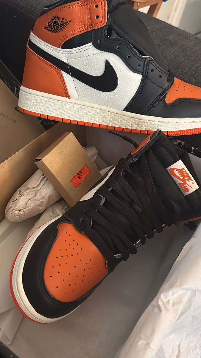 Black or the orange laces with these? Got one up now I’m debating 🤔