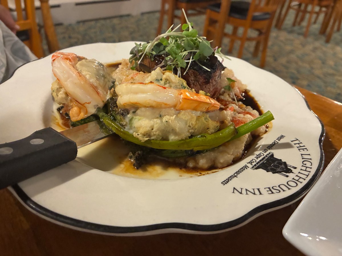 CapeCodBars's tweet image. Dinner at The Lighthouse Inn #WestDennis. It’s very “old #CapeCod” (opened in 1939).

Piano w/old timers at the bar, GenZ &amp;amp; their babies outside, me inside enjoying lovely vintage decor a panoramic sunset &amp;amp; amazing meals: lobster dip app yum, haddock, surf &amp;amp; turf.
#SecondSummer