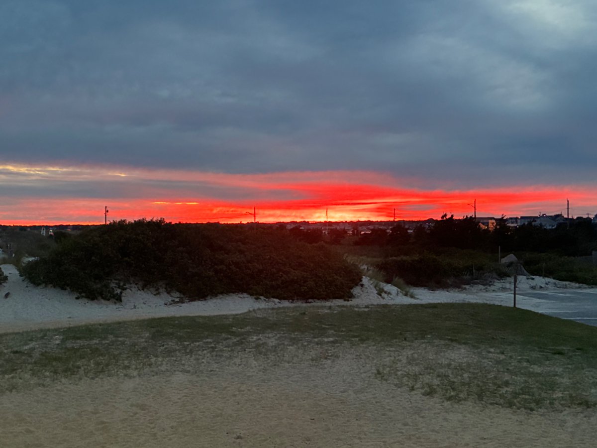 CapeCodBars's tweet image. Dinner at The Lighthouse Inn #WestDennis. It’s very “old #CapeCod” (opened in 1939).

Piano w/old timers at the bar, GenZ &amp;amp; their babies outside, me inside enjoying lovely vintage decor a panoramic sunset &amp;amp; amazing meals: lobster dip app yum, haddock, surf &amp;amp; turf.
#SecondSummer