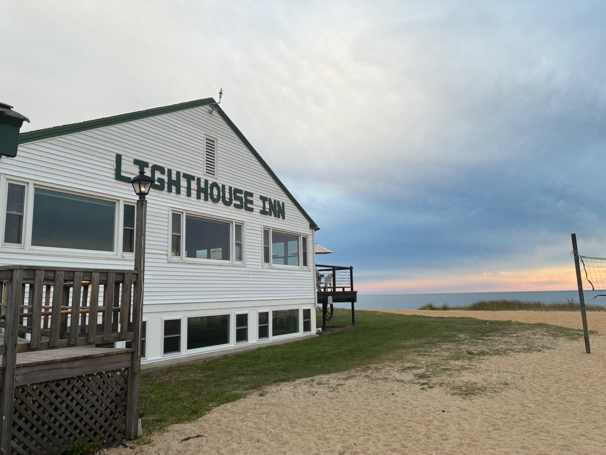CapeCodBars's tweet image. Dinner at The Lighthouse Inn #WestDennis. It’s very “old #CapeCod” (opened in 1939).

Piano w/old timers at the bar, GenZ &amp;amp; their babies outside, me inside enjoying lovely vintage decor a panoramic sunset &amp;amp; amazing meals: lobster dip app yum, haddock, surf &amp;amp; turf.
#SecondSummer