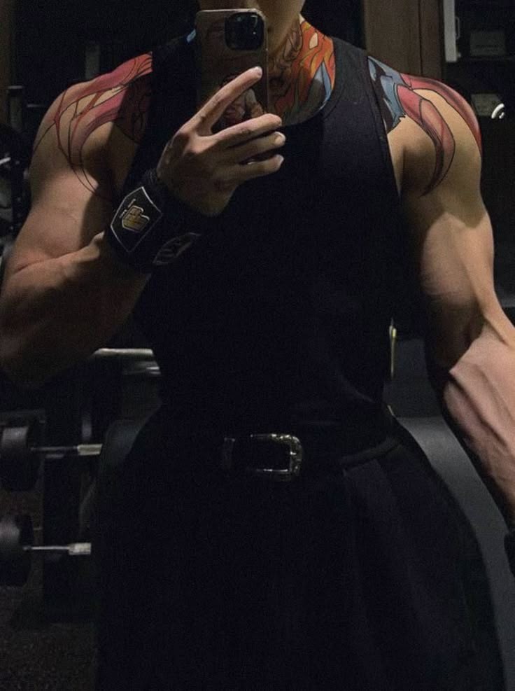 ⠀
зал пустой, даже как-то грустно, что покрасоваться не перед кем. хоть поварешкину на спарринг зови, но девочек не бью, как назло.
⠀