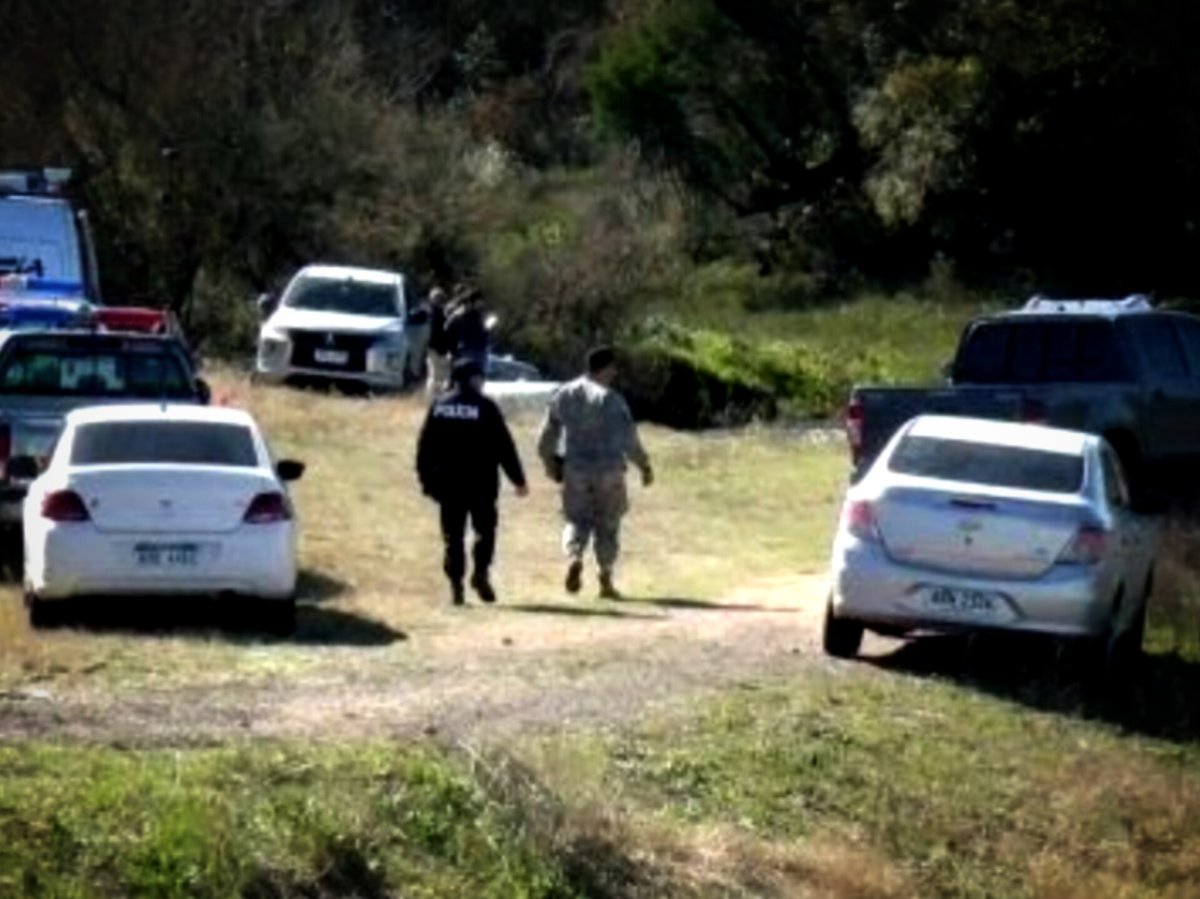 Con dos niños secuestrados, antecedentes penales, orden de búsqueda persona y matrícula.
- Pasó por peaje.
- Estaciones de servicio.
- Cerca de comisaría.
- Por la rotonda hacia Paysandú.
- Circuló frente a varias cámaras.

No se activó la Alerta Amber.

Dos niños muertos.