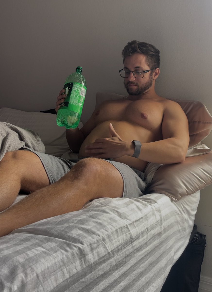 FattyZadddy's tweet photo. Over 10m of big smelly burps chugging a 2L

https://t.co/nKX9RqsNUB

#burp #belly #gainerfeederism #gainerbear #gainerart #bloat https://t.co/ut1fXgn8yP