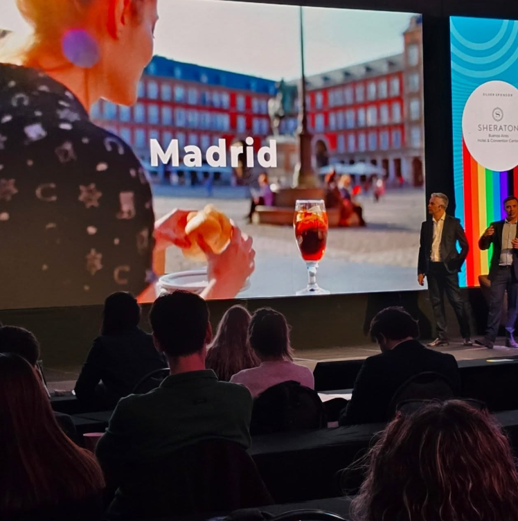 jnglobalproject's tweet image. En @gnetwork360  Buenos Aires, @Visita_Madrid  conquistó a lxs asistentes como un destino que respira diversidad, cultura y vida los 365 días del año. 🌈✨
De Chueca a su oferta cultural y gastronómica, Madrid se consolida como referente internacional del turismo LGBTQ+.
#Madrid