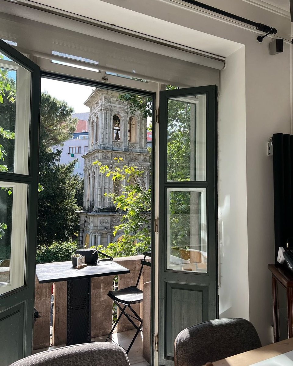 Üsküdar, Kuzguncuk’un en güzel balkonu Pulat Çiftliği’nde arkadaşınla kahve iç.