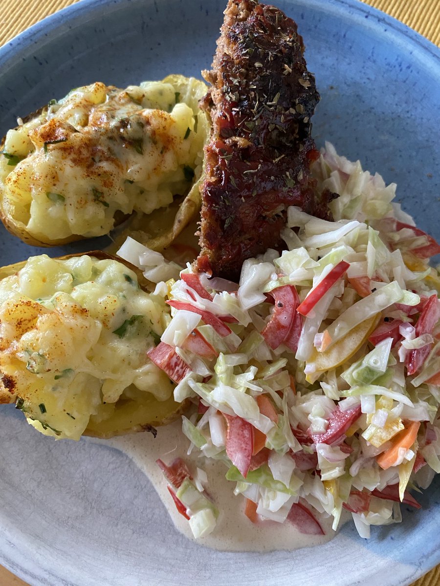 Pitkästä aikaa louisianalaista: cajun mureke, täytetyt perunat ja coleslaw. Nuorukainen apukokki-makutuomari. #kokataanyhdessä #parastaperjantaita