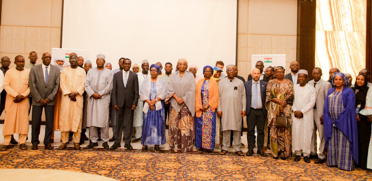 Aux côtés de la Ministre de la Population &amp; la Ministre de la Fonction Publique, ns avons lancé la feuille de route pr réviser la politique de protection sociale #Niger.
Un engagement fort pr offrir une meilleure couverture sociale aux enfants et personnes les plus vulnérables