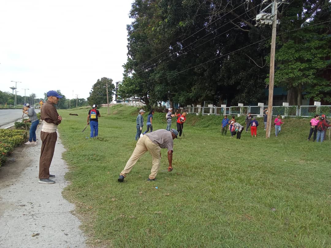 Jornada de cambio de labor de la UCMLT en la ave. Carlos J. Finlay y el interior de la universidad, #PorLasTunasLaVictoria
<a href="/enelis_reyes/">Enelis Reyes</a> ,<a href="/LorenzoOsbel/">Osbel Lorenzo</a> ,<a href="/UCMLTU2009/">UNIVERSIDAD CIENCIAS MEDICAS DE LAS TUNAS</a> ,<a href="/YelenysLasTunas/">Yelenys Tornet Menéndez</a>