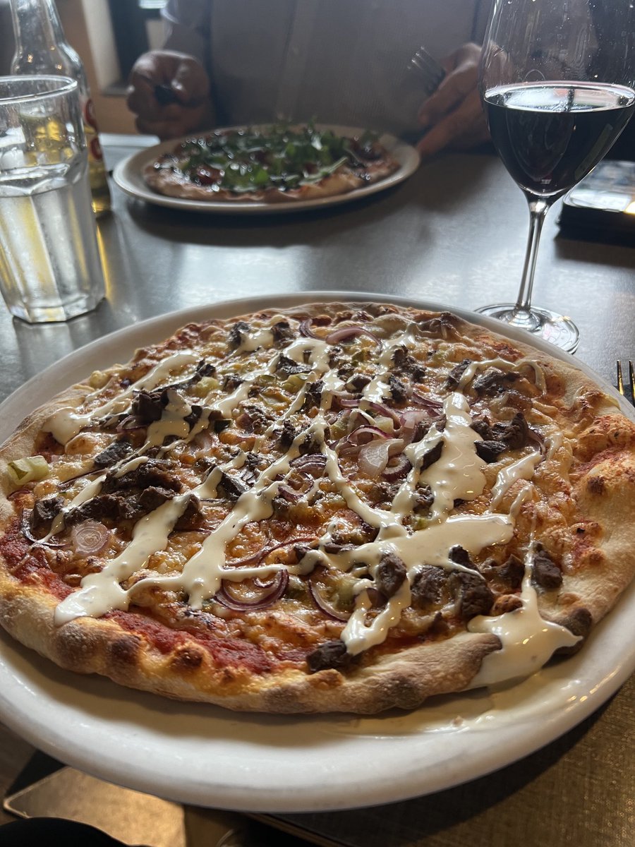 SarioTuula's tweet photo. Perjantaipizzalla Savonlinnassa #Capero’ssa, jonka yksi monista hyvistä puolista on se, että kaikissa pizzoissa on kaksi kokoa. Tällaisille vanhuksille pienempi riittää mainiosti eikä tule kokovartalokoomaa. https://t.co/fazrdr9kqI