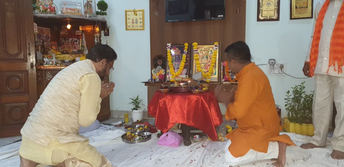 drukchaudhry's tweet photo. उत्तर पूर्वी दिल्ली भाजपा पुजारी मंदिर प्रकोष्ठ संयोजक श्री संजय शर्मा जी के जन्मदिवस पर उनके परिवार द्वारा सुंदरकांड पाठ का भव्य आयोजन किया गया।

इस शुभ अवसर पर उपस्थित होकर संजय शर्मा जी को जन्मदिवस की हार्दिक शुभकामनाएँ दीं एवं भगवान का आशीर्वाद प्राप्त किया।

#sundarkandpath https://t.co/pFOMGbjtnY
