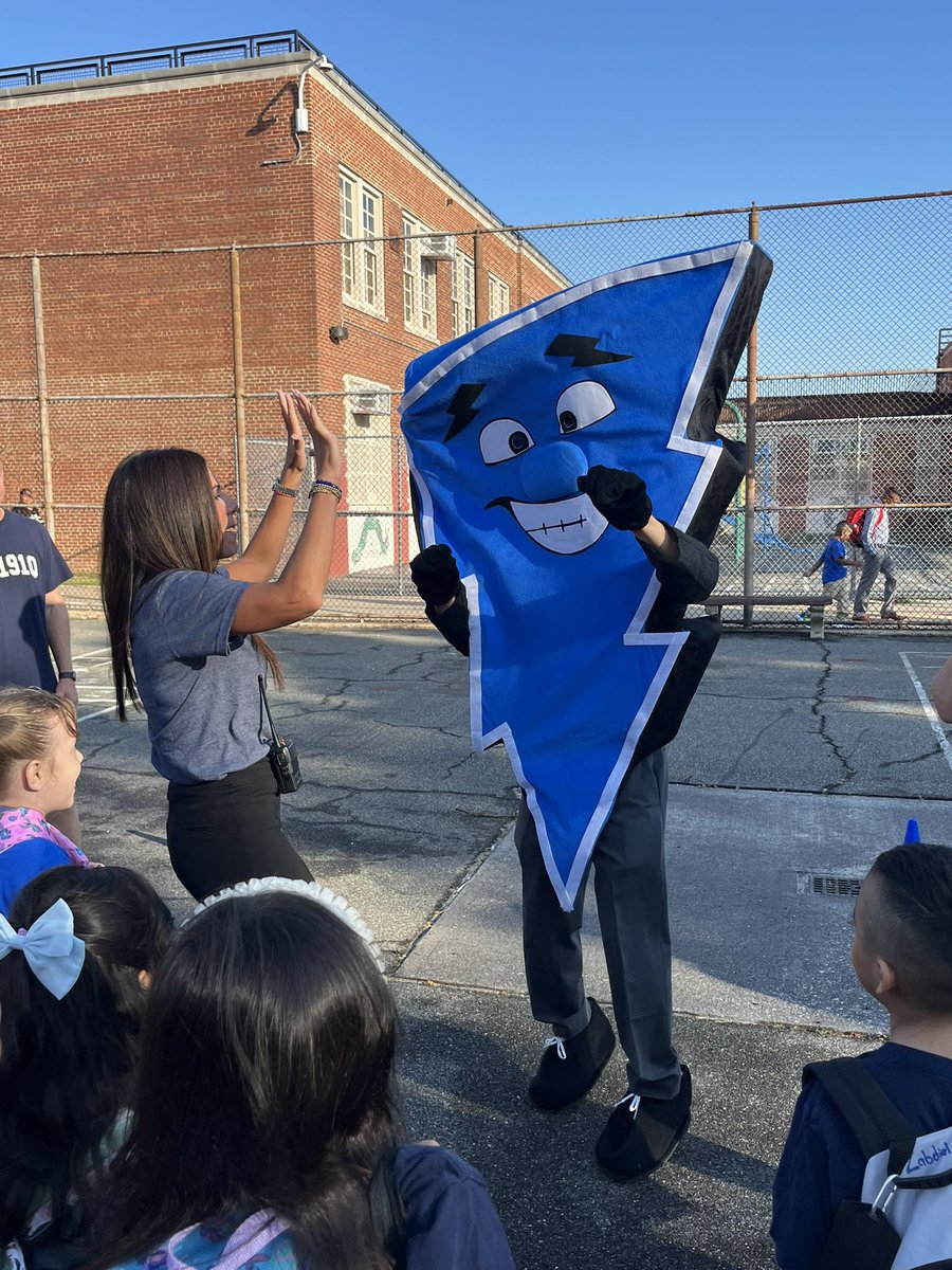 PS191Q's tweet photo. Zap is back, reminding students of the BOLT code: Building One Leader at a Time. Be a Brave, Optimistic, Leading, Team Player and make an impact! #BOLTCode #Leadership #BuildingLeaders ⚡️💙 @D26Team @NYCSchools https://t.co/QvzcrGmPDM