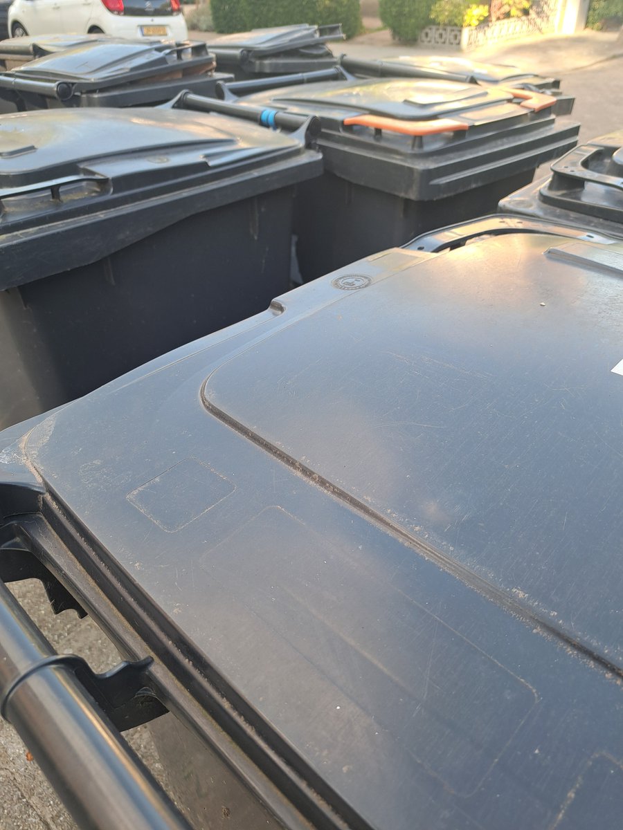 Zo prominent als de Irado aanwezig is in film De familie zo prominent is ze afwezig is Schiedam-Noord waar donderdag bij postcodes 3122 kliko's geleegd hadden  moeten worden. Afspraken worden niet nagekomen. Nu al vuilniszakken op straat. Weet u, Irado, wat meeuwen er mee doen?