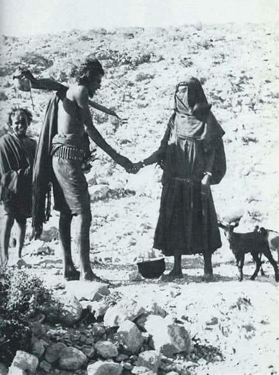 Ghamdan19774's tweet photo. عندما فكر الانسان في طريقة للتواصل اخترع  الانترنت وبضغطه زر تصل رسالتك الى أي مكان على الارض صوت وصورة قبل أن يرتد اليك طرفك

وعندما فكر الله في ارسال رسالته استعان بهؤلاء👇 🤔ويقول لك دينهم دين العقل😂
اقسم انه دين مصنوع خصيصا للقضاء على العقل 😂
#جهل_مقدس
#عقلانيون https://t.co/6lqclDHGH0