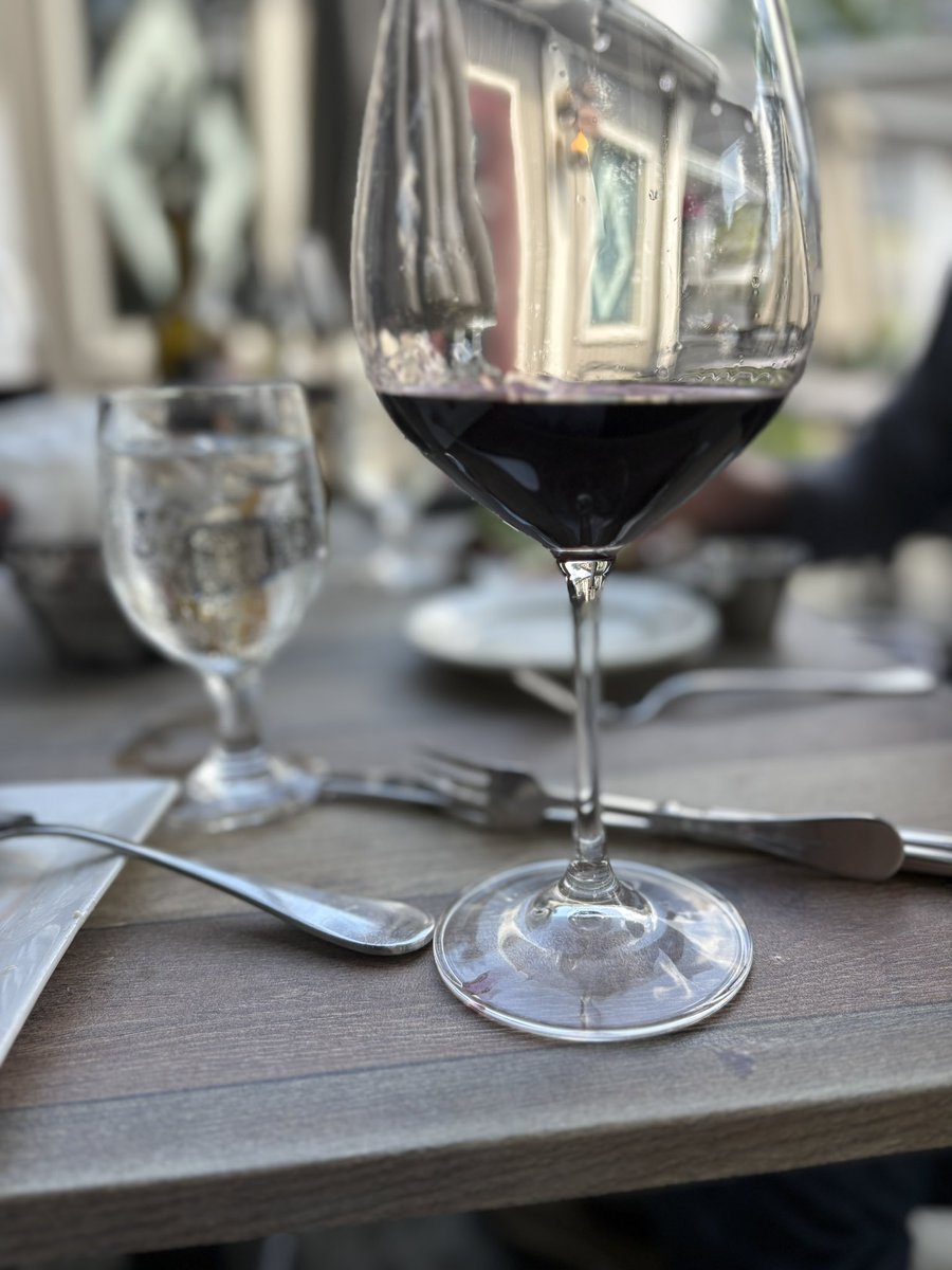 It’s FRIDAY! 🔥 Time to kick off the weekend with a killer lunch ! Let’s fuel up, crank the tunes, and slide into the weekend. Life is good 

#FridayLunch #WeekendVibes #techno #wine #house #techhouse #beats #edm #party #fyp #viral #good #life