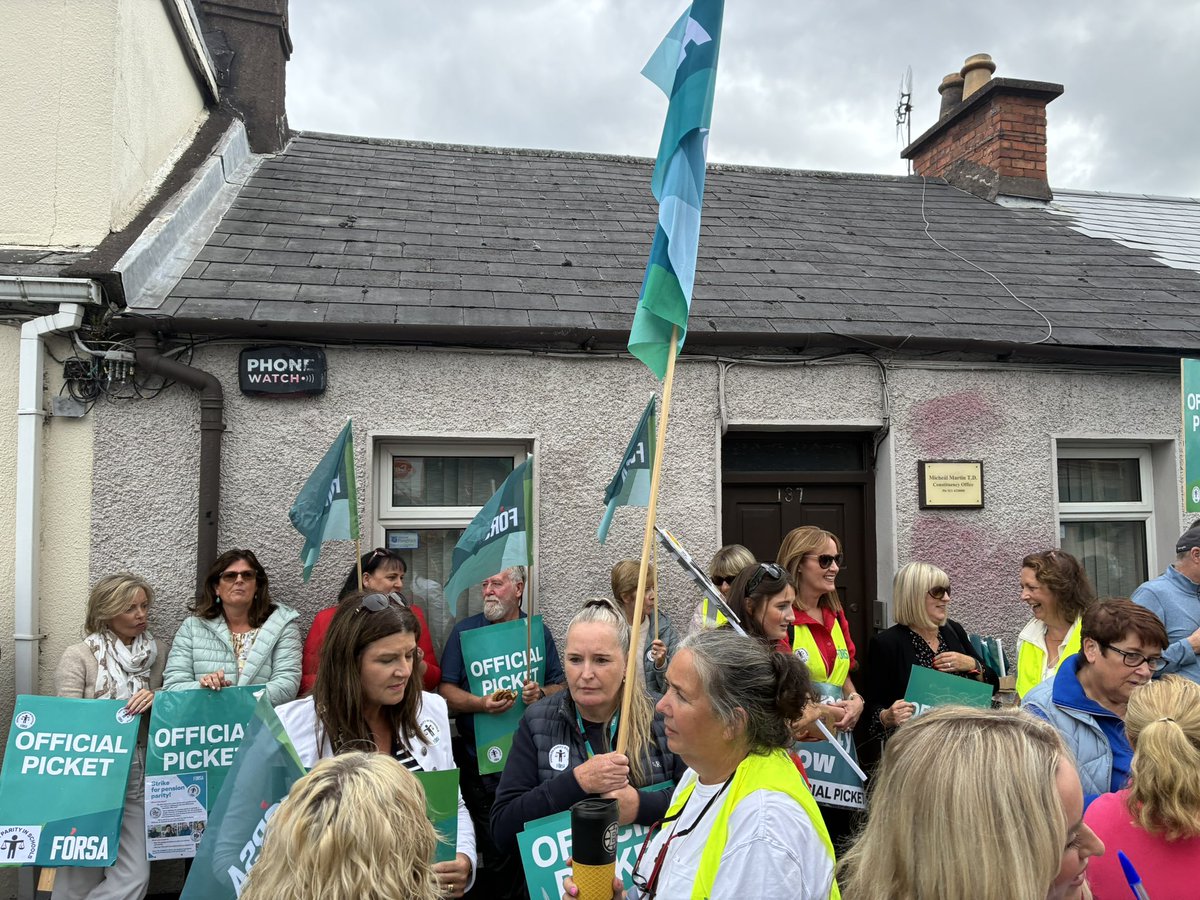 Pleasure to support Fórsa Secretaries &amp; Caretakers at protest outside an Taoiseach’s constituency office in Cork. They deserve equal pension rights, sick pay, &amp; same bereavement leave as their colleagues. Gov needs to facilitate a meaningful intervention to resolve this dispute.
