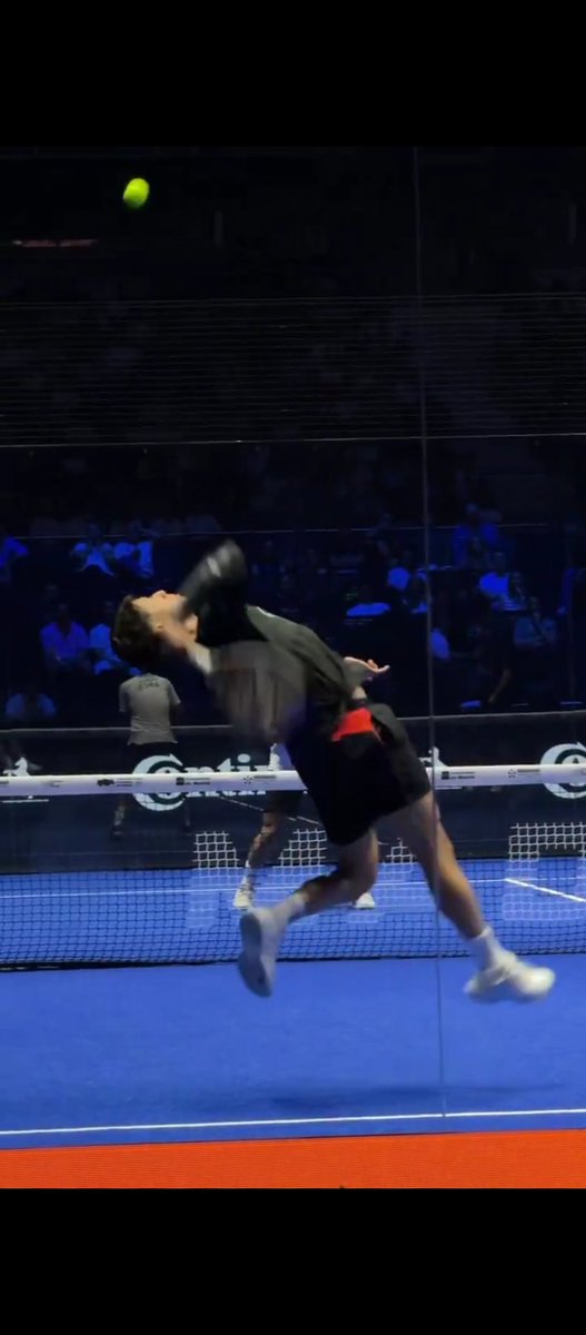 ????

Saltó a una pierna y le pegó con ambas patas en el aire cayéndose para atras con el centro de gravedad totalmente torcido.

Es el mejor jugador de pádel del mundo y esta 732 escalones arriba del segundo.