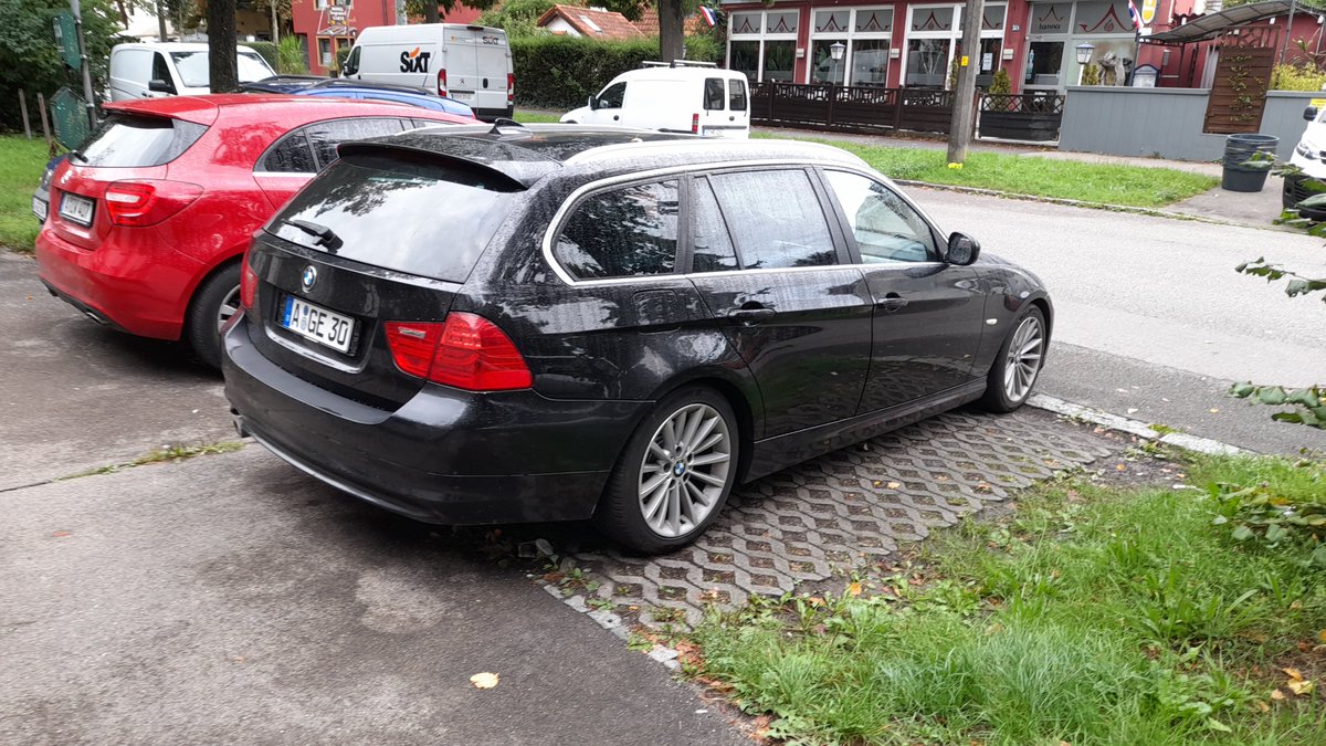 EnnoZitzmann's tweet image. And to show a proven supporter of #GraueWölfe #GreyWolves with #üchilal flag waving it at #FamiliEinsteinStraße is a cop of @polizei