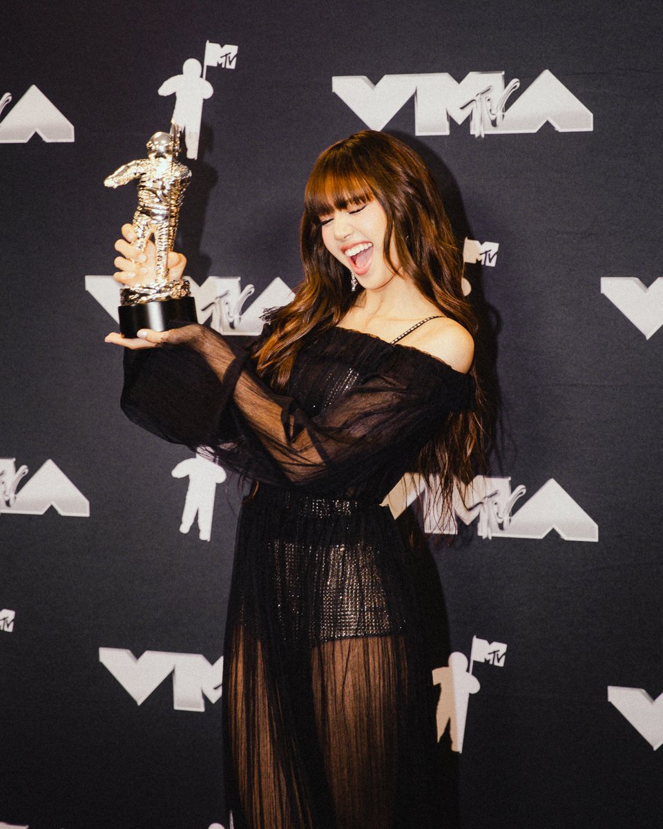 Throwback to my favorite #ROCKSTAR backstage at last year's #VMAs 💖 #LISA 

📸: Rachel Kaplan