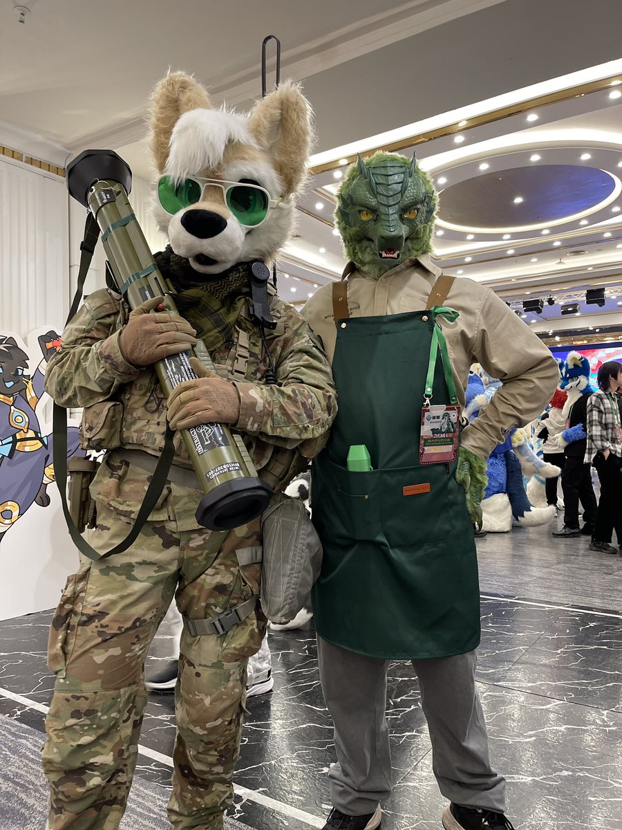 With Big Lizard！
🦎<a href="/UnLizard_Dragon/">UnLizard🔞🔜冬聚（？）</a> 

#furry #fursuit #FursuitFriday