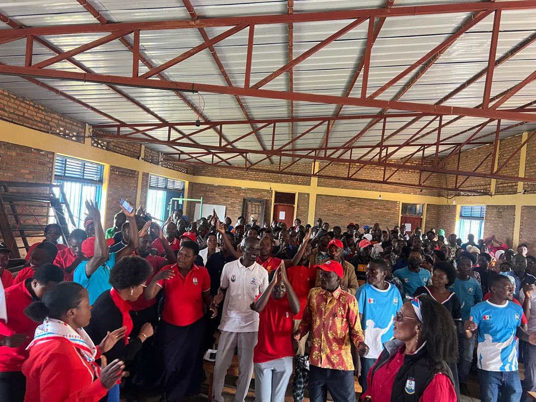 gicumbi_rpf's tweet photo. 05/09/2025 Kwegera abanyamuryango ba @rpfinkotanyi uhereye ku #isibo, kubashishikariza kugira uruhare mu bibakorwerwa nibyo abagize Komisiyo ya #PMM muri @GicumbiDistrict biyemeje ubukangurambaga bukaba bwakomereje mu murenge wa #Manyagiro.
@rpfinkotanyi https://t.co/c6HO1BENd9