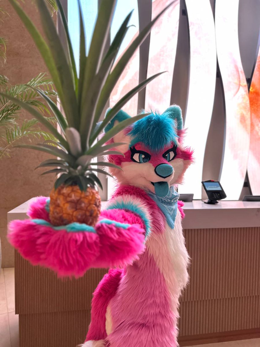 May I interest you in PINEAPPLE?!?!
#FursuitFriday 

📸- <a href="/Zetity/">Zetity</a>