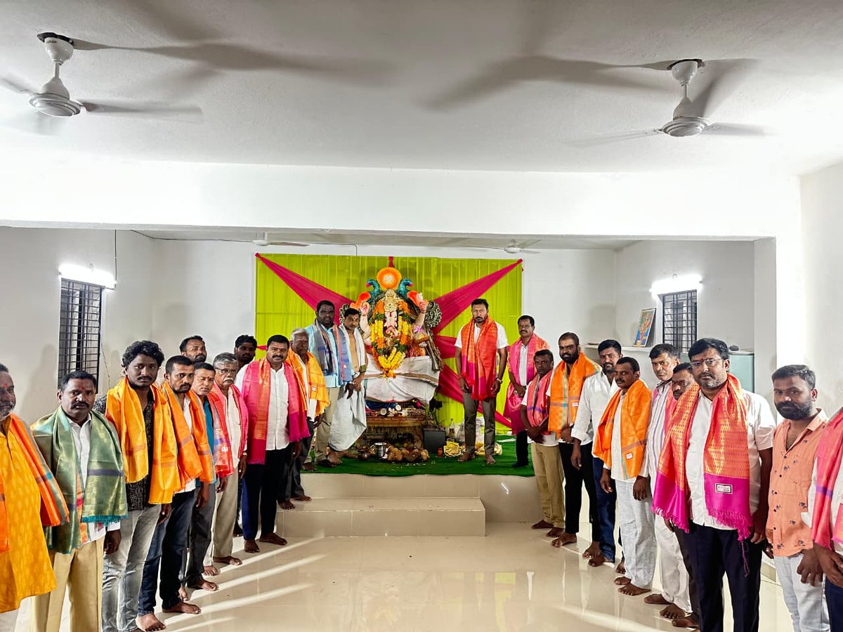 drbhadrareddy's tweet photo. ఘట్కేసర్ మండల పరిధిలోని పలు గ్రామాల్లో ఏర్పాటు చేసిన వినాయక విగ్రహాలను దర్శించుకుని ప్రత్యేక పూజలు నిర్వహించడం జరిగింది https://t.co/r6tlZ15IiE
