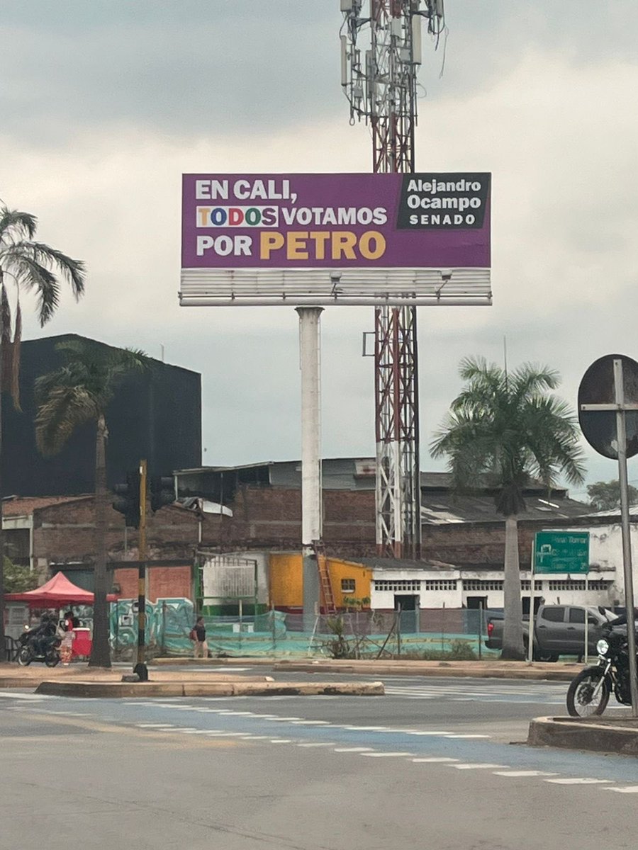 Representante <a href="/alejoocampog/">Alejandro Ocampo</a> está haciendo publicidad electoral extemporánea al senado, incumpliendo la normatividad al mismo tiempo que cuestiona al <a href="/CNE_COLOMBIA/">CNE Colombia</a> y la <a href="/Registraduria/">Registraduría Nacional del Estado Civil</a>. Le solicito que baje la valla inmediatamente y tenga mayor congruencia.