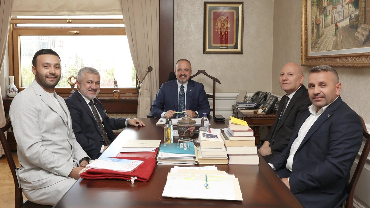 İçişleri Bakan Yardımcımız Sn. Bülent TURAN ile kitap lansmanımızdan sonra #ZabıtaHaftası olması nedeniyle yeniden bir araya geldik. Her zaman ki ilgisi ve samimiyetiyle bizleri kucaklayan, bilgi ve fikirleri ile bize yön vererek desteğini hiç bir zaman esirgemeyen, candan