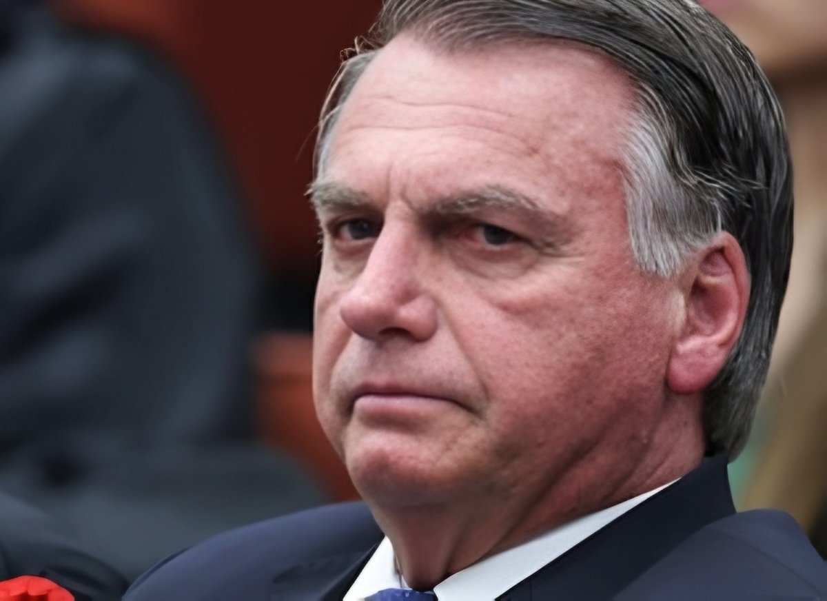 Bolsonaro abriu mão da própria vida ao permanecer no Brasil, mesmo sem saber se conseguiria reverter sua situação. Escolheu ser a chama que mantém a esperança do povo acesa. 

Ele não é apenas um herói, tornou-se algo maior: um símbolo de resistência e coragem para toda a nação.