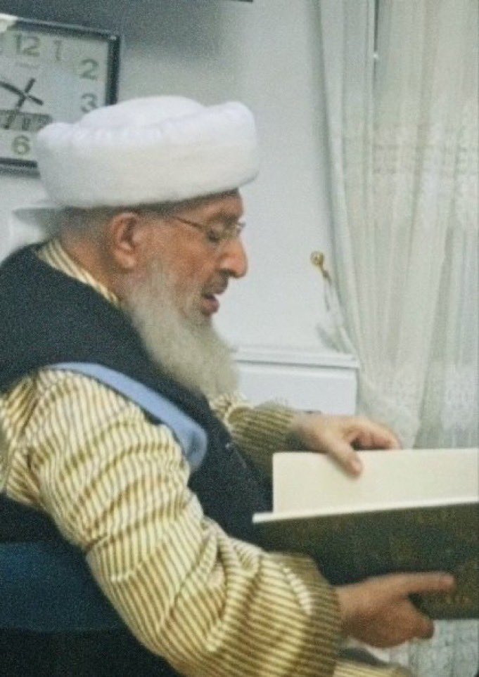 bir ağaç ki bahçesinde
kim oturmuş gölgesinde
hasret vardır sinesinde
markadda sultanlar yatar